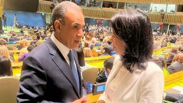 وزير الخارجية مع