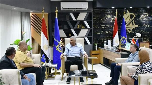 محافظ أسوان خلال