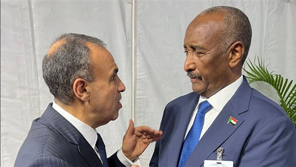 وزير الخارجية مع