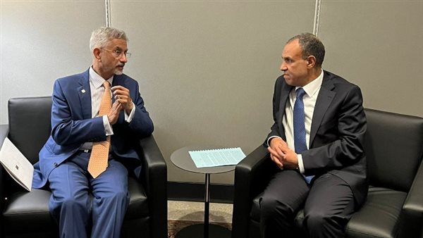 وزير الخارجية مع