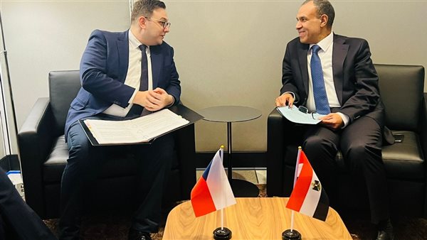 وزير الخارجية مع