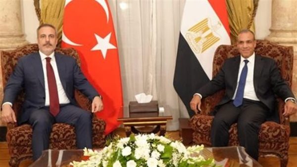 وزير الخارجية مع