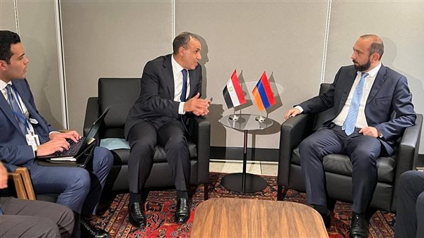 وزير الخارجية مع