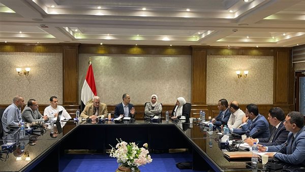 جلسة مناقشات لنموذج