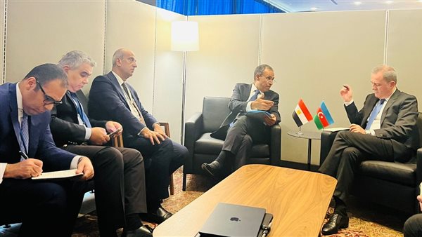 وزير الخارجية مع