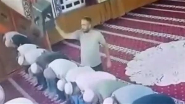 رجل يضرب إمام مسجد