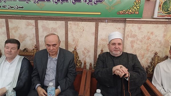 دفن شقيقه أحمد عمر