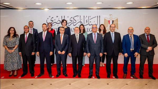 جانب من التوقيع