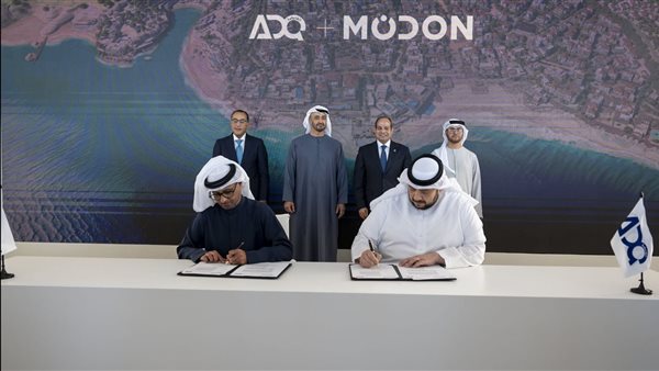 جانب من توقيع عقد