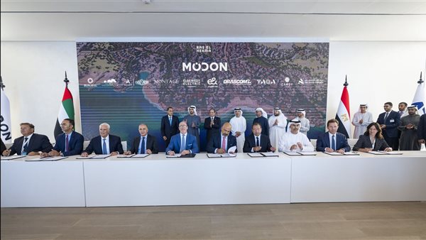 جانب من توقيع الاتفاقيات