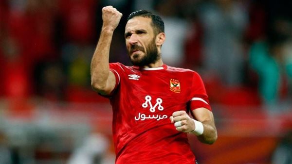 علي معلول لاعب الأهلي
