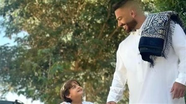 تامر حسني وابنه ادم