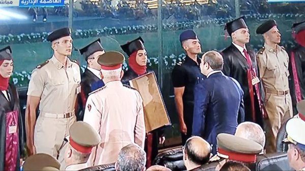 السيسي يتسلم درع