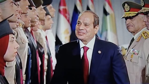 السيسي يصافح أوائل