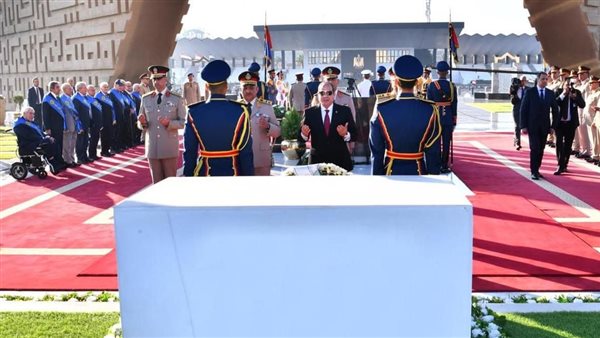 السيسي يضع إكليلا