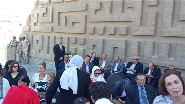 مواطنون يتوافدون