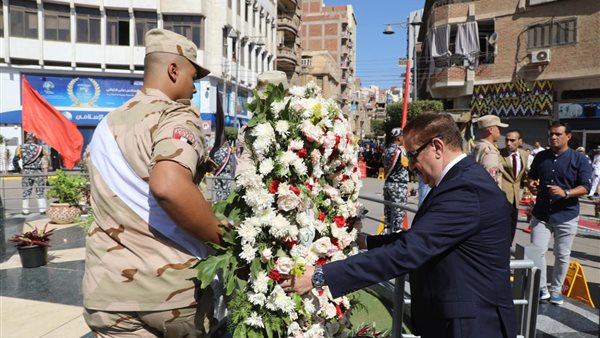 المحافظ يضع إكليل