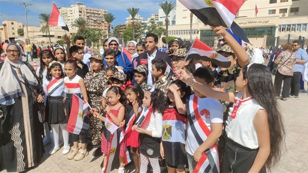 صغار بملابس الشرطة