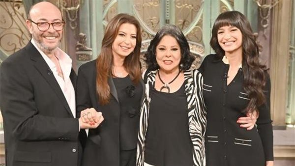 منال سلامة وعائلتها