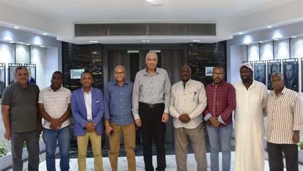 محافظ أسوان عقب الاجتماع