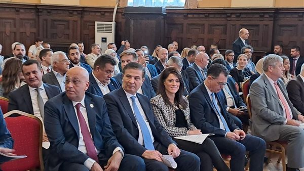 وزيرة التخطيط خلال