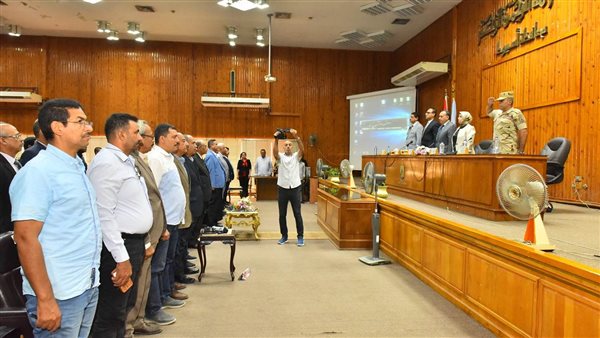 محافظ أسيوط فى المجلس