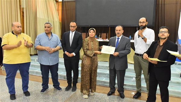 محافظ أسيوط يسلم