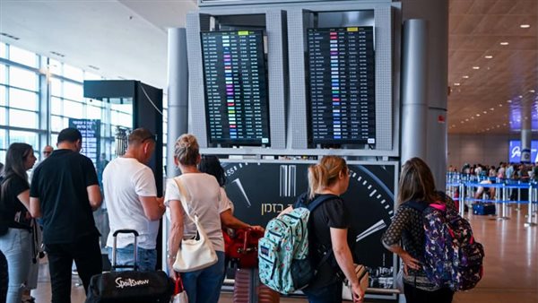 مسافرون في مطار بن