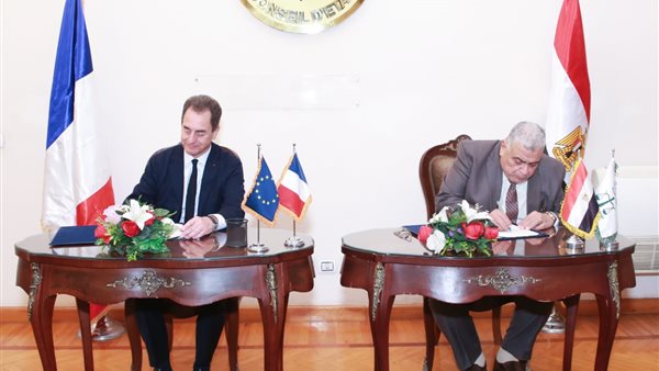 جانب من التوقيع