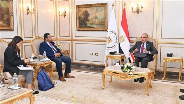 وزير الري خلال اللقاء