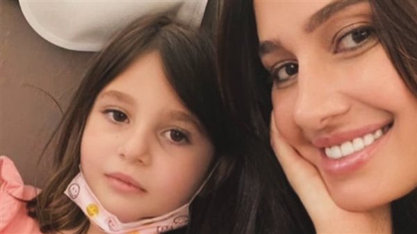 حلا شيحة وابنتها