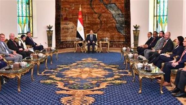 الرئيس السيسي وأعضاء