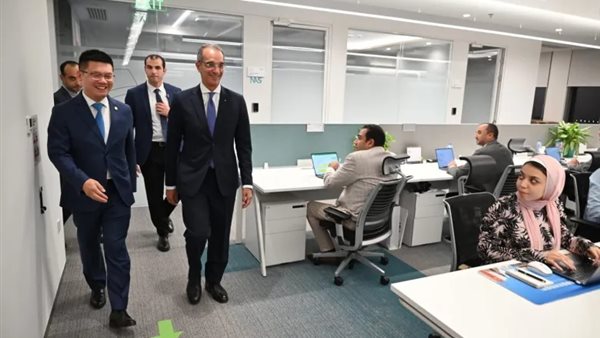   وزير الاتصالات