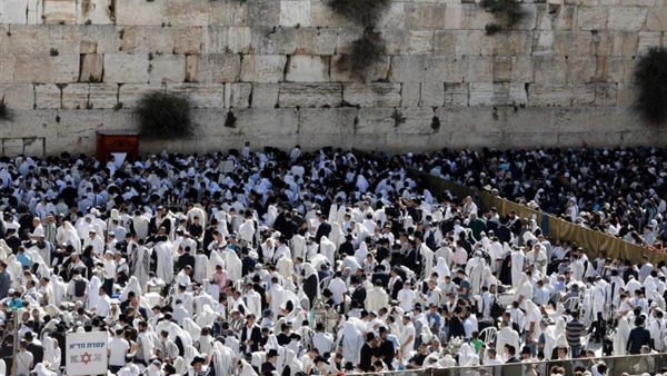 مئات المستوطنين يقتحمون