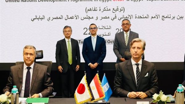 جانب من التوقيع