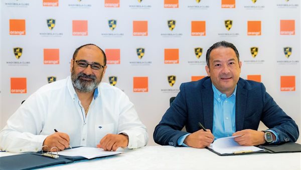 جانب من التوقيع