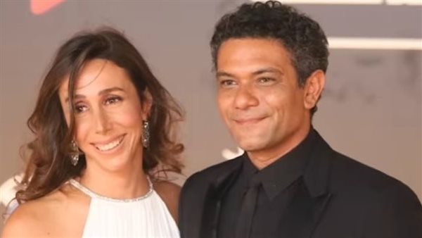 آسر ياسين وزوجته