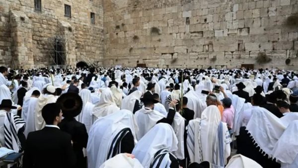 مئات المستوطنين يقتحمون