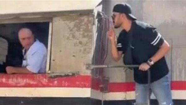 شاب يصعد على جرار