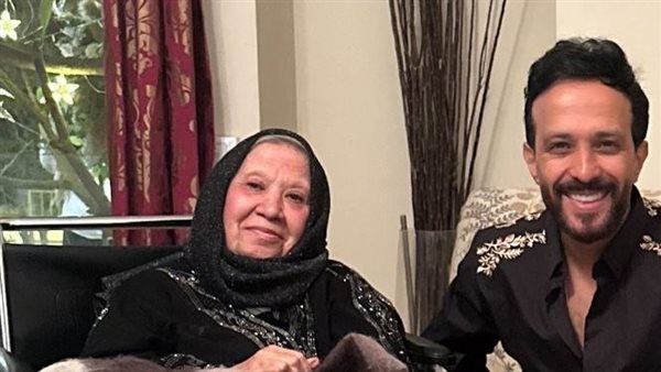 أحمد عصام ووالدته