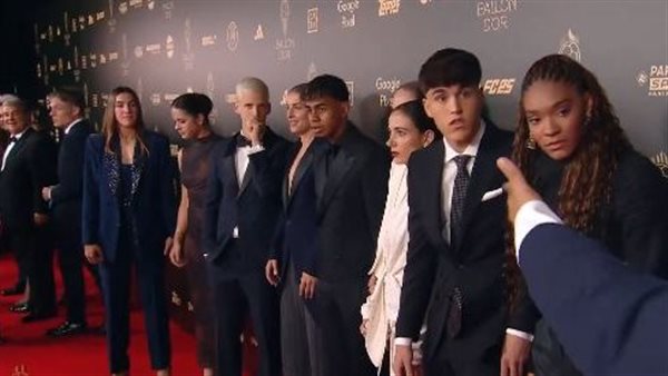 نجوم برشلونة يخطفون