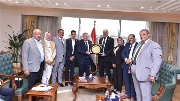 وزير العمل خلال اللقاء