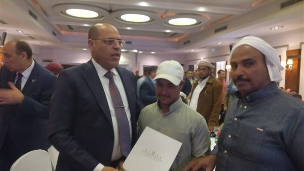 وزير العمل يسلم عقد