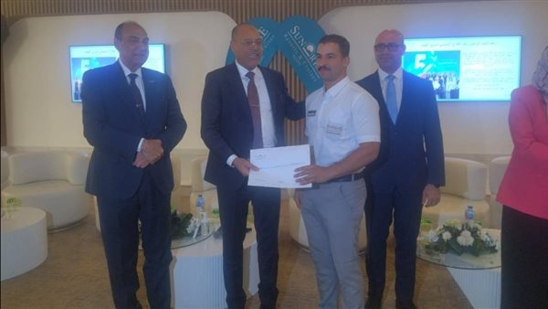 وزير العمل يسلم عقود