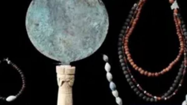 مجوهرات داخل المقبرة