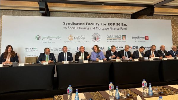 جانب من التوقيع 