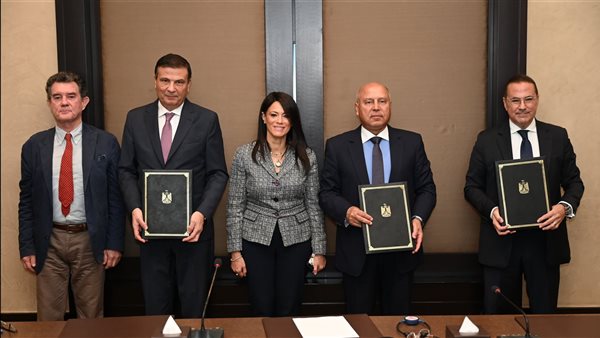 جانب من توقيع العقد