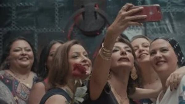 دخل الربيع يضحك