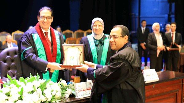 العلوم السياسية تكرم