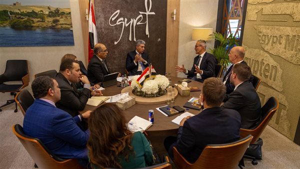 وزير السياحة يستكمل